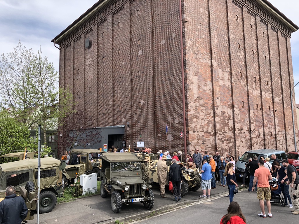 Gemeinsames Erinnern bei der Kriegsende-Gedenkveranstaltung vor dem Museum