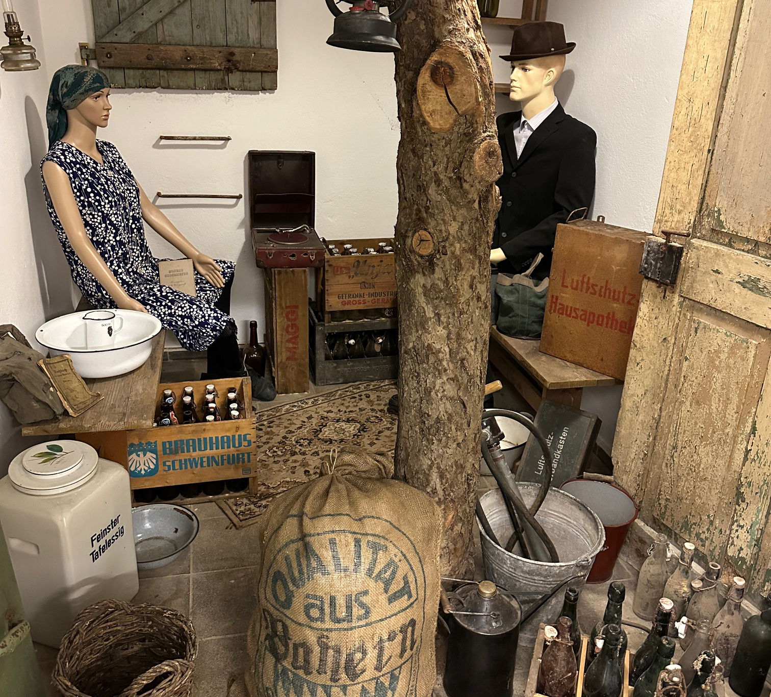 Mit Original-Exponaten nachgebauter privater Luftschutzkeller im Museum